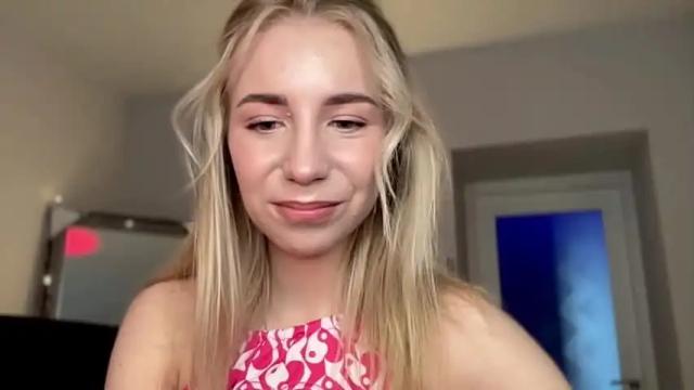 Image 11 of valeria_shydreamer Stream on Chaturbate on 14 months ago