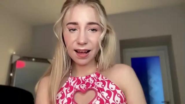 Image 2 of valeria_shydreamer Stream on Chaturbate on 14 months ago