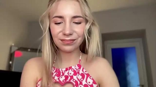 Image 7 of valeria_shydreamer Stream on Chaturbate on 14 months ago