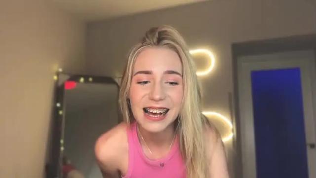 Image 3 of valeria_shydreamer Stream on Chaturbate on 14 months ago