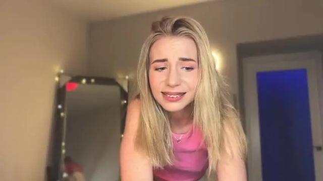 Image 4 of valeria_shydreamer Stream on Chaturbate on 14 months ago