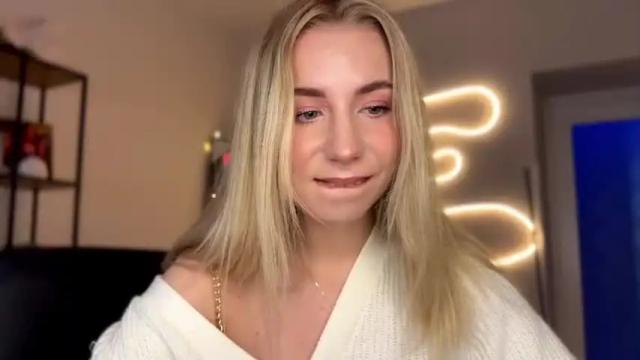 Image 7 of valeria_shydreamer Stream on Chaturbate on 13 months ago