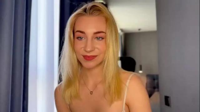 Image 3 of valeria_shydreamer Stream on Chaturbate on 1 month ago