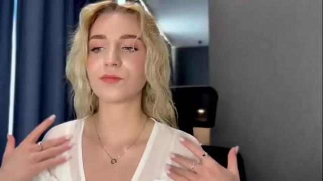 Image 4 of valeria_shydreamer Stream on Chaturbate on 1 month ago