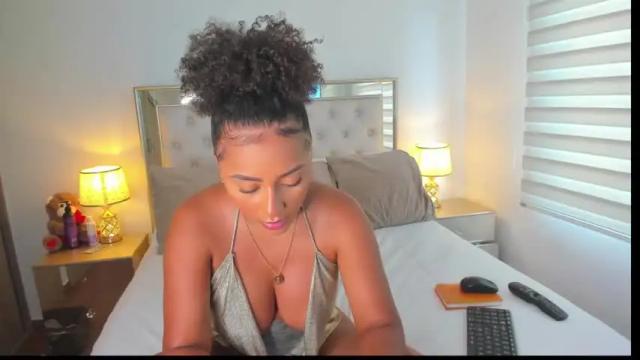 Image 11 of valeriecollinss_ Stream on Chaturbate on 14 months ago