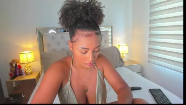 Image 2 of valeriecollinss_ Stream on Chaturbate on 14 months ago