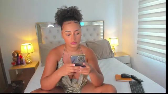 Image 8 of valeriecollinss_ Stream on Chaturbate on 14 months ago