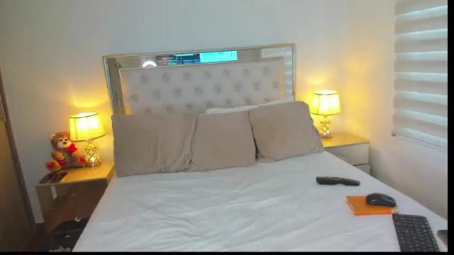 Image 7 of valeriecollinss_ Stream on Chaturbate on 14 months ago