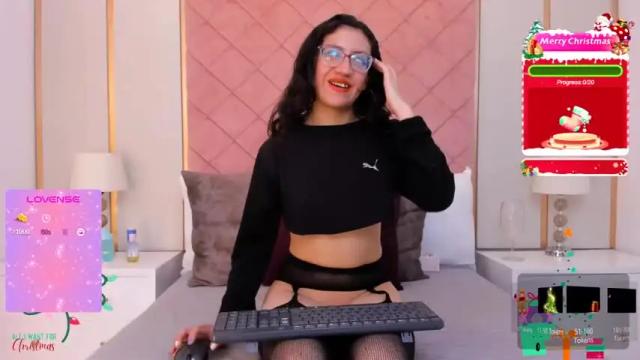 Image 8 of valeryrusell Stream on Chaturbate on 17 months ago