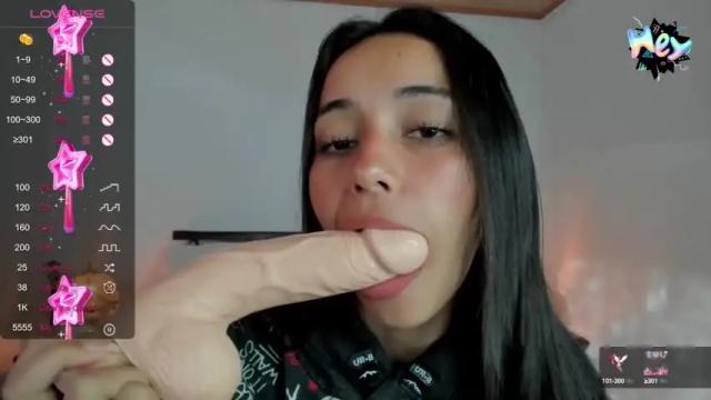 Image 3 of vallery_evanss Stream on Chaturbate on 15 months ago