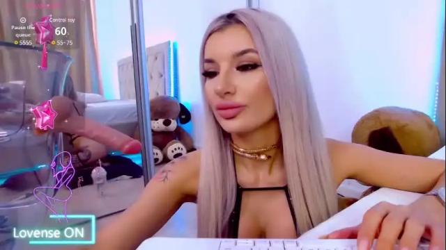 Image 3 of vanessavanne Stream on Chaturbate on 27 days ago
