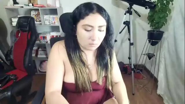 Image 3 of vellarossa Stream on Chaturbate on 1 month ago