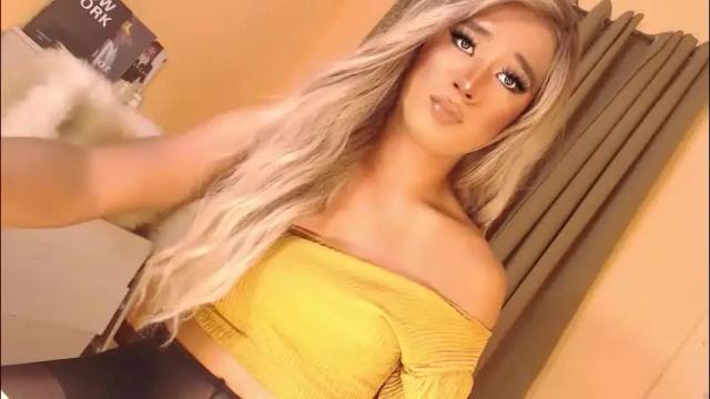 Image 11 of velvet_fux Stream on Chaturbate on 2 months ago