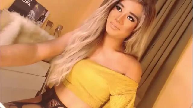 Image 2 of velvet_fux Stream on Chaturbate on 1 month ago