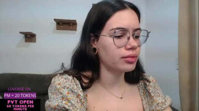 Image 2 of velvetcrystal Stream on Chaturbate on 1 month ago