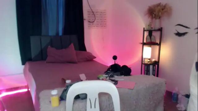 Image 4 of veniceseduction Stream on Chaturbate on 22 days ago