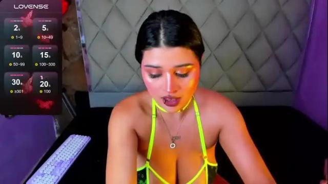 Image 2 of venusowen_ Stream on Chaturbate on 11 days ago