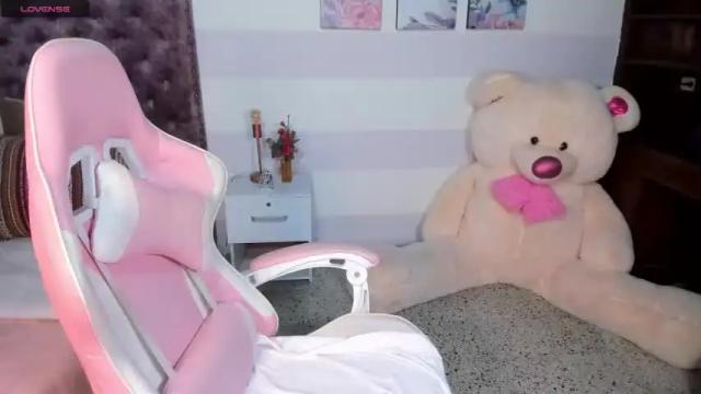 Image 4 of veronicaa_moon Stream on Chaturbate on 21 months ago