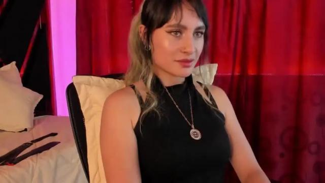 Image 2 of veroniquepetite Stream on Chaturbate on 16 months ago