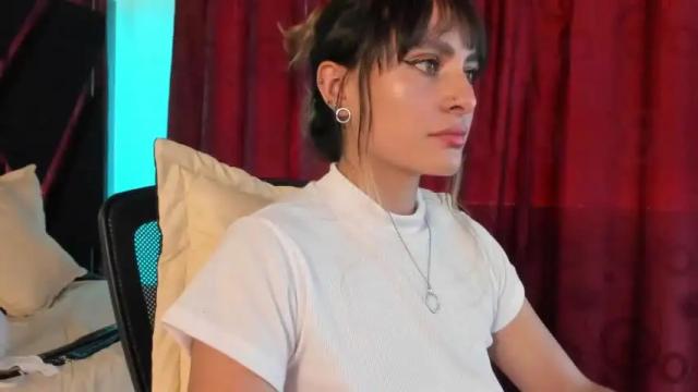 Image 4 of veroniquepetite Stream on Chaturbate on 16 months ago