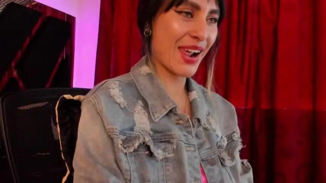 Image 12 of veroniquepetite Stream on Chaturbate on 16 months ago