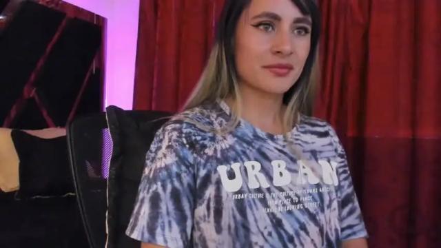 Image 7 of veroniquepetite Stream on Chaturbate on 15 months ago