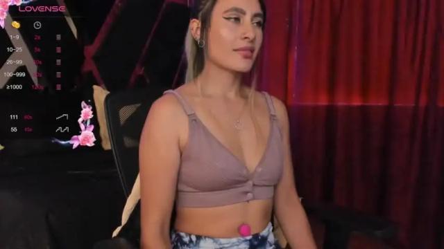 Image 2 of veroniquepetite Stream on Chaturbate on 15 months ago
