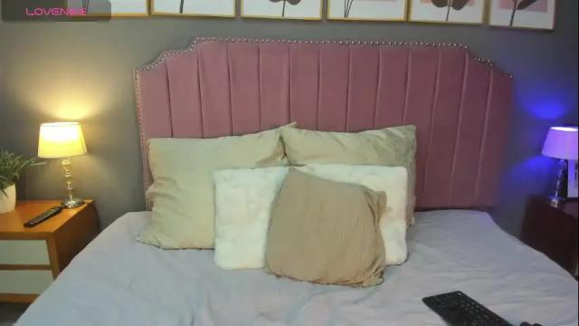 Image 7 of veronnica_fox Stream on Chaturbate on 1 month ago