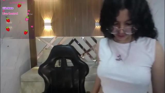Image 2 of victoria_castillo_b Stream on Chaturbate on 3 months ago