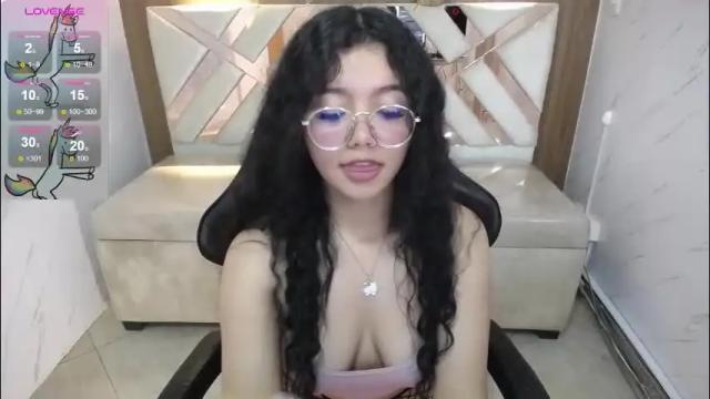 Image 2 of victoria_castillo_b Stream on Chaturbate on 3 months ago