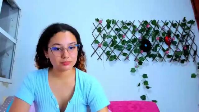 Image 2 of victoria_red01 Stream on Chaturbate on 16 months ago