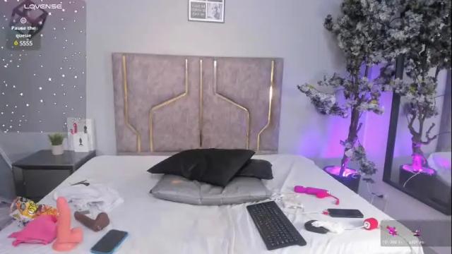 Image 12 of victoriaheiinz Stream on Chaturbate on 14 days ago