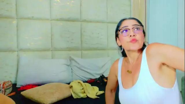Image 12 of vikitomson Stream on Chaturbate on 16 days ago