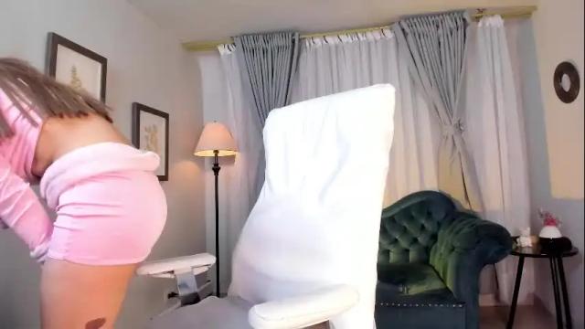 Image 3 of vikypetiteee Stream on Chaturbate on 2 months ago