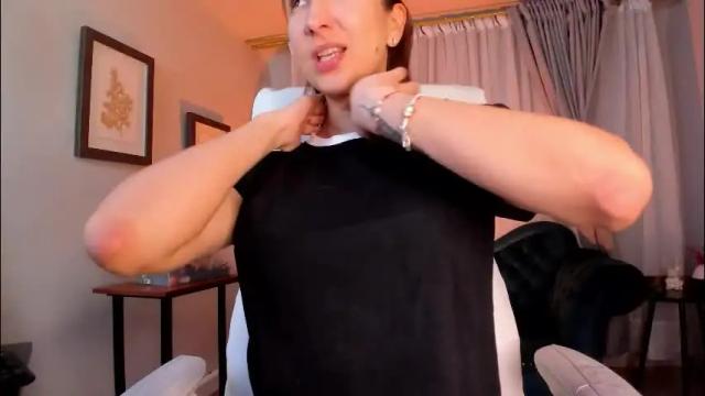 Image 3 of vikypetiteee Stream on Chaturbate on 2 months ago