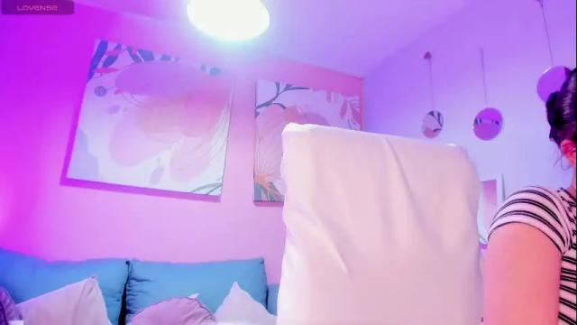 Image 4 of vikypetiteee Stream on Chaturbate on 28 days ago