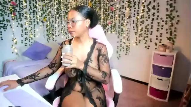 Image 4 of violeta_milleer Stream on Chaturbate on 5 days ago