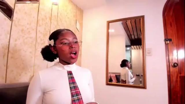 Image 3 of violeta_ruiz_ Stream on Chaturbate on 1 month ago