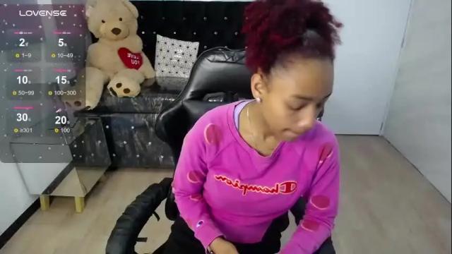 Image 2 of violeth_b Stream on Chaturbate on 13 days ago