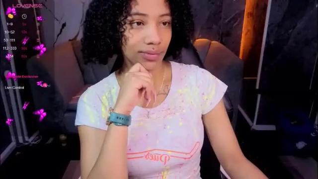 Image 2 of violeth_b Stream on Chaturbate on 1 month ago