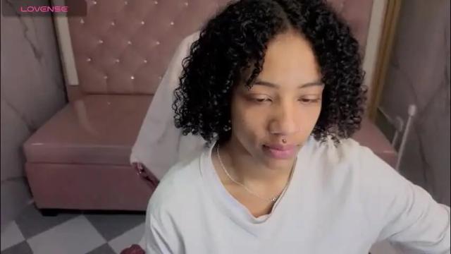 Image 3 of violeth_b Stream on Chaturbate on 1 month ago