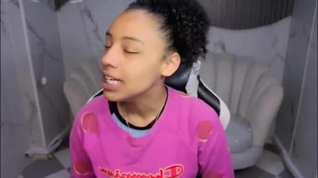 Image 3 of violeth_b Stream on Chaturbate on 22 days ago