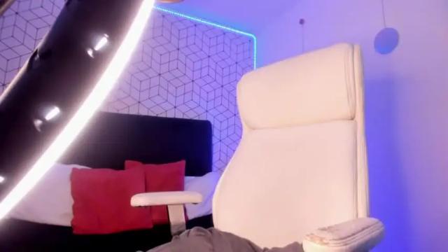 Image 3 of violetta_nur Stream on Chaturbate on 13 months ago
