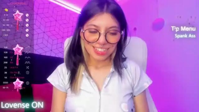 Image 8 of violetta_nur Stream on Chaturbate on 13 months ago