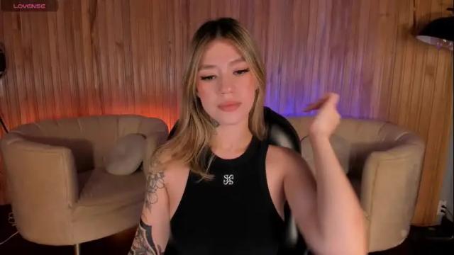 Image 7 of violetthansson Stream on Chaturbate on 16 days ago