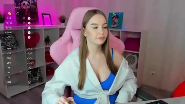 Image 2 of violla_oliver Stream on Chaturbate on 15 months ago