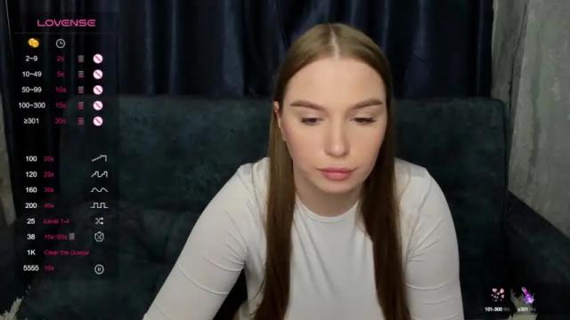 Image 3 of violla_oliver Stream on Chaturbate on 15 months ago