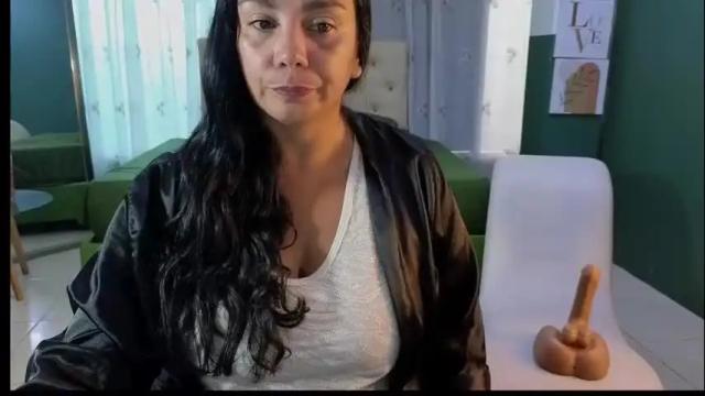 Image 3 of vivian_milfpaint Stream on Chaturbate on 2 months ago