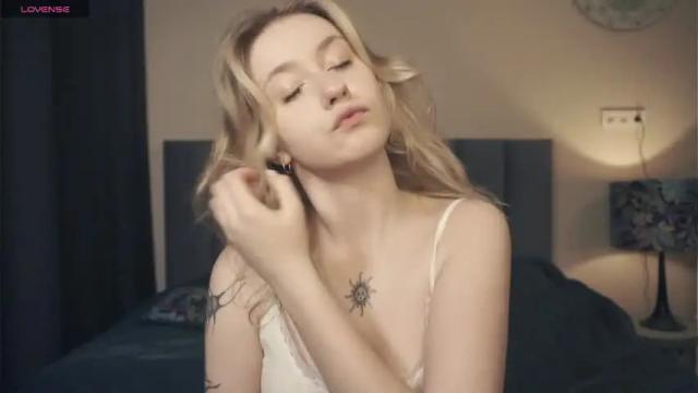 Image 2 of vivid_girls Stream on Chaturbate on 1 month ago