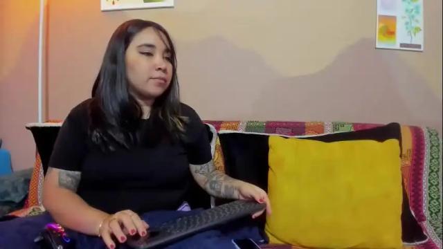 Image 8 of waningrosee Stream on Chaturbate on 19 days ago